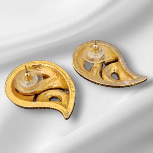 AVON VINTAGE RETRO PAISLEY GOLDTONE AND ENAMEL POST EARRINGS - Picture 2 of 5